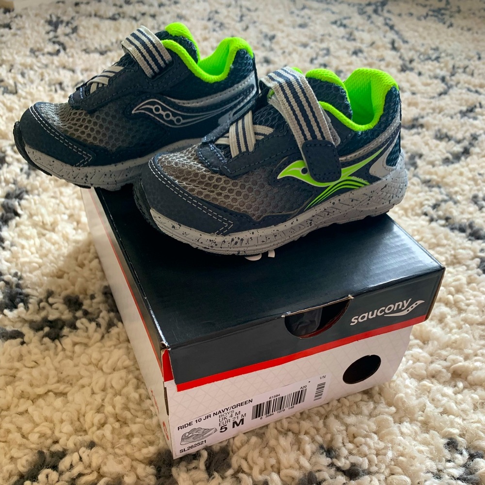 Brand new, never worn boys Saucony Ride 10 Jr sneaker. Size 5 could fit size 4.5